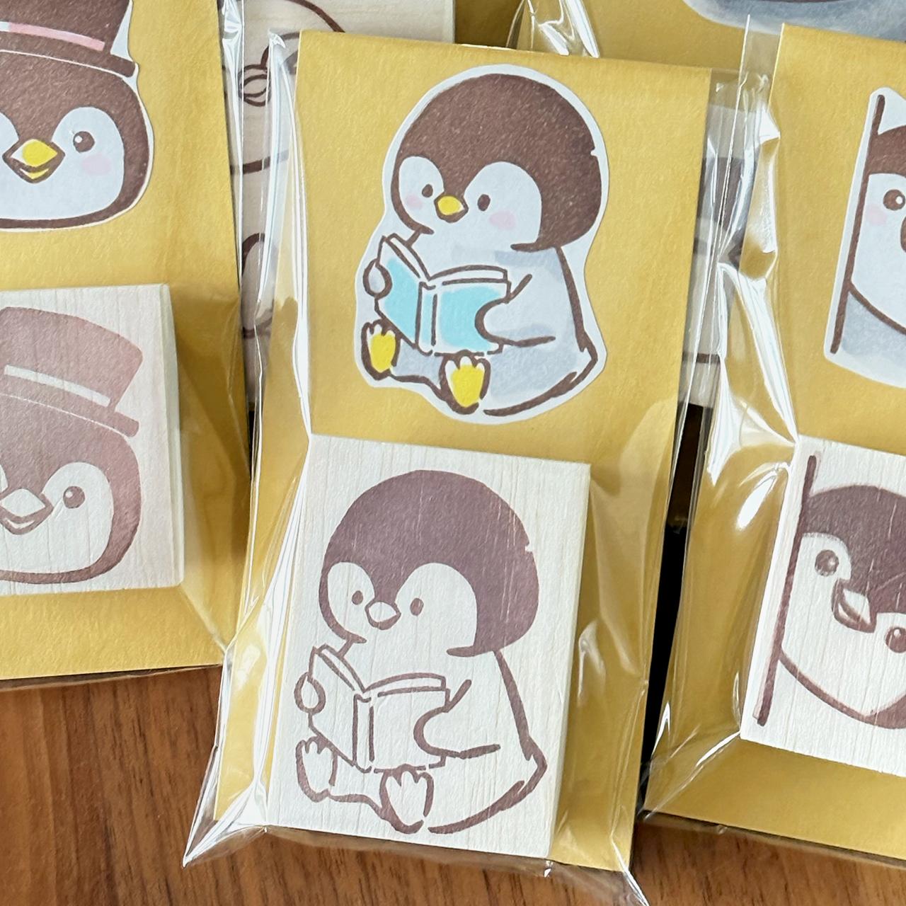 絵本を読むペンギンの消しゴムはんこ