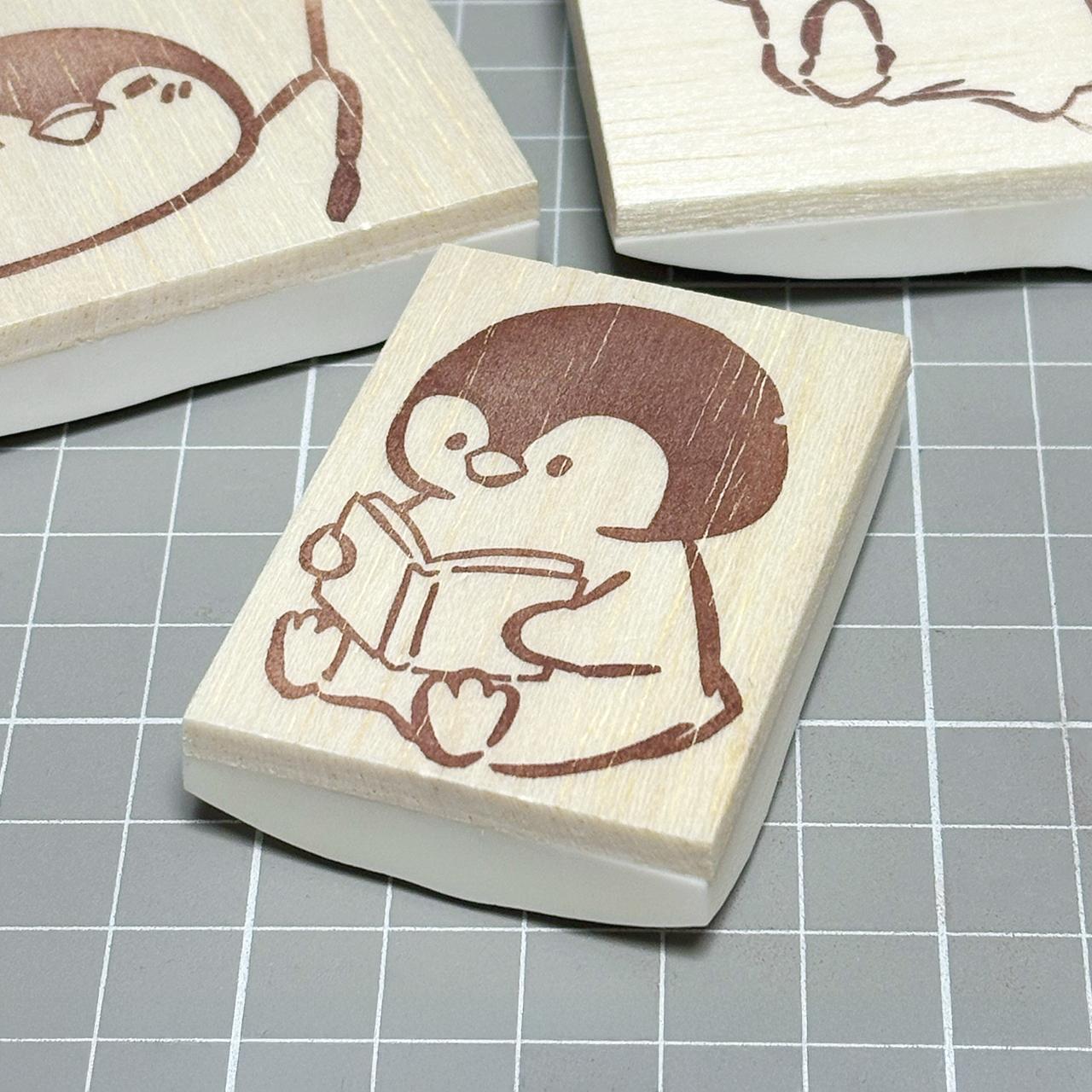 絵本を読むペンギンの消しゴムはんこ | 2枚目